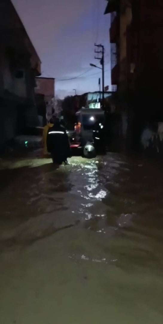 ADANA’DA SAĞANAK YAĞIŞ SONRASI SU BASAN EVLERDE BULUNAN YAŞLI VE ENGELLİ BİREYLER İTFAİYE...