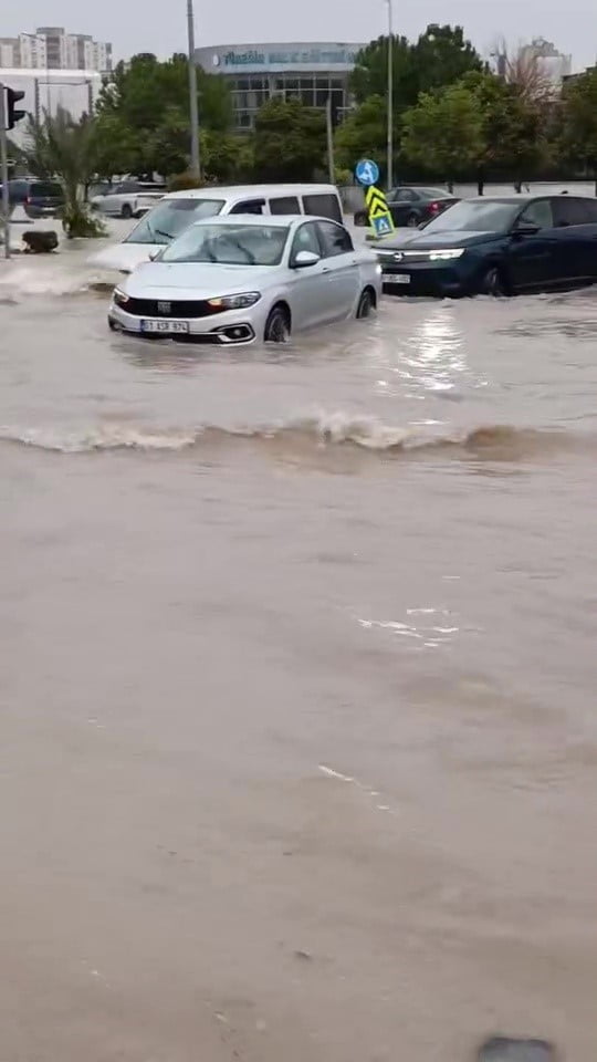 ADANA’DA SAĞANAK YAĞIŞ SONUCU CADDE VE SOKAKLAR SU DOLDU, ARAÇLAR YOLLARDA MAHSUR KALDI. SARIÇAM...