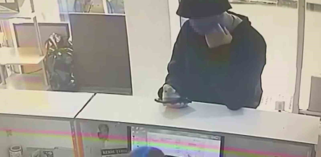 ADANA’DA SAHTE KİMLİK KULLANARAK KARGO DOLANDIRICILIĞI YAPAN 2 ŞÜPHELİ, POLİS EKİPLERİNİN...