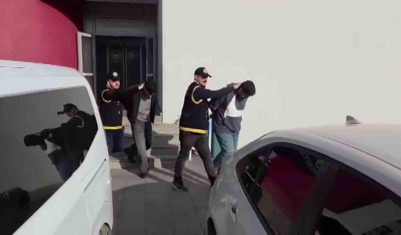 ADANA’DA SAHTE KİMLİK KULLANARAK KARGO DOLANDIRICILIĞI YAPAN 2 ŞÜPHELİ, POLİS EKİPLERİNİN...