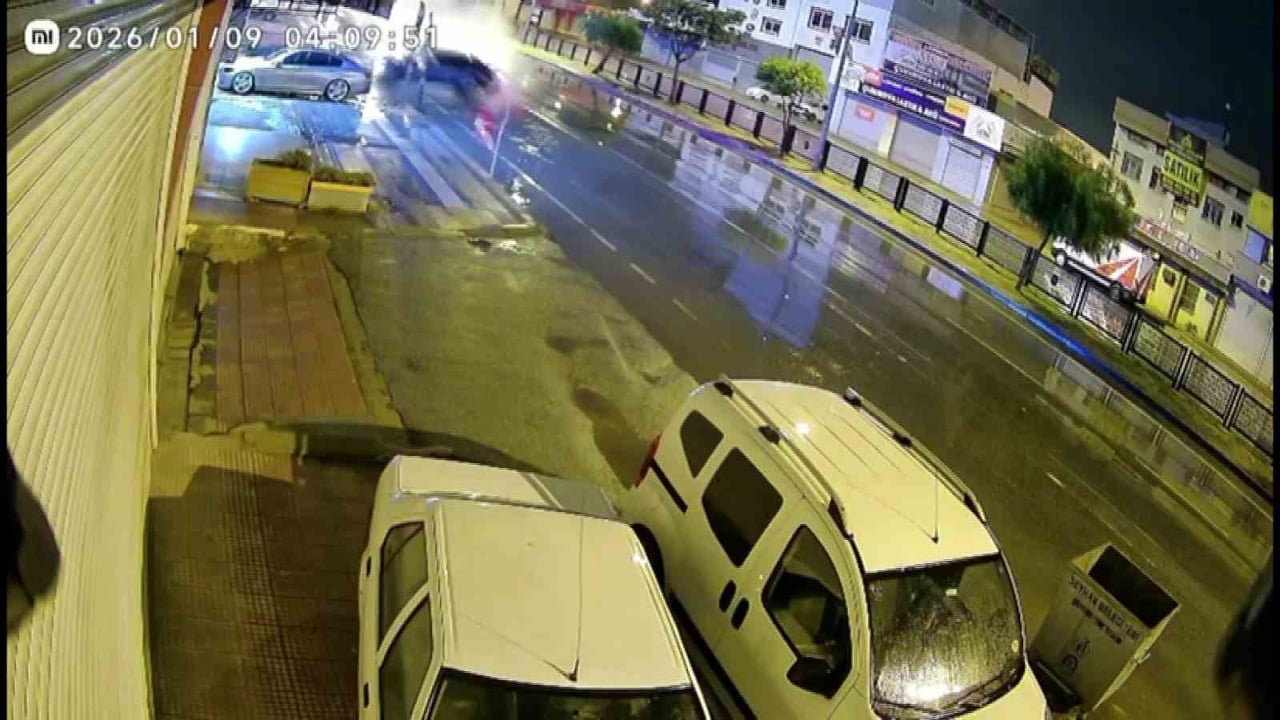 ADANA’DA YAĞAN YAĞMUR SONRASI KAYGANLAŞAN YOLDA KONTROLDEN ÇIKAN OTOMOBİL PARK HALİNDEKİ 4 ARACA...