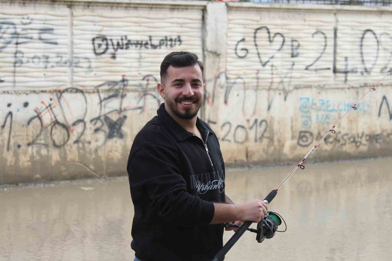 ADANA’DA, YAĞMUR SONRASI GÖLE DÖNEN BİR SOKAK, ESNAFI SIRA DIŞI BİR EYLEME SÜRÜKLEDİ. GÜNLERDİR...