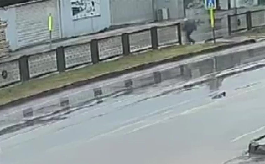 ADANA’DA YAYA GEÇİDİNDEN YOLUN KARŞINA GEÇMEK İSTEYEN YAŞLI ADAM, OTOMOBİLİN ÇARPMASI SONUCU...