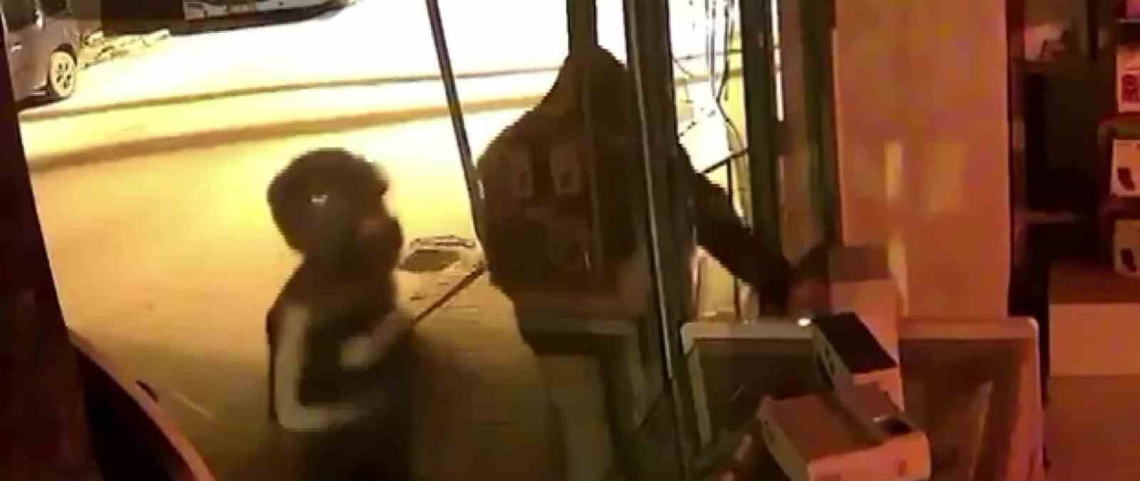 ADANA’DA YÜZLERİ KAPÜŞON VE MOTOSİKLET KASKI İLE GİZLEYEN 2 ŞÜPHELİ BİR TELEFONCUNUN CAMLARINI...