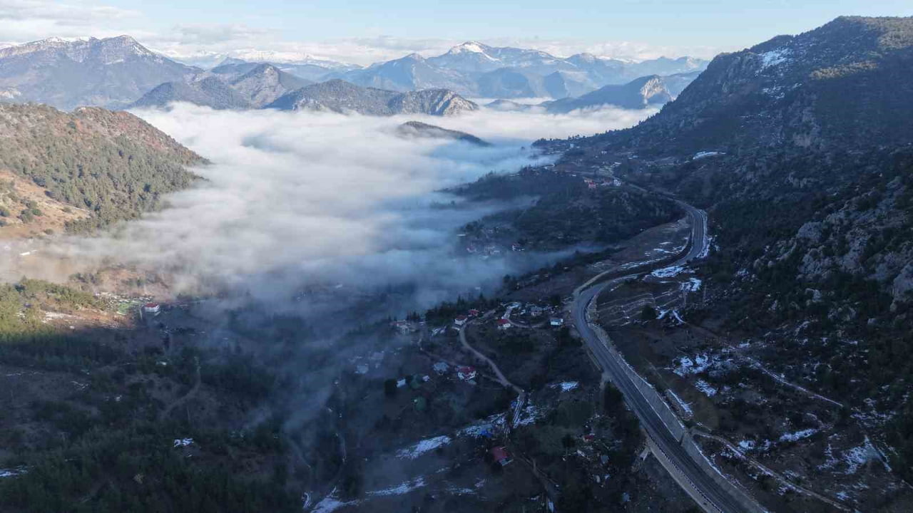 ADANA’NIN FEKE İLÇESİNDE KIZILÇAM ORMANLARI VE KARLI DAĞLARLA BİRLİKTE SABAH SAATLERİNDE ORTAYA...