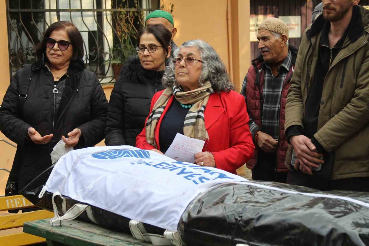 ADANA’NIN SEYHAN BELEDİYESİ’NİN HİZMET VERMEDİĞİNİ İDDİA EDEN PINAR MAHALLESİ MUHTARI SANİYE...