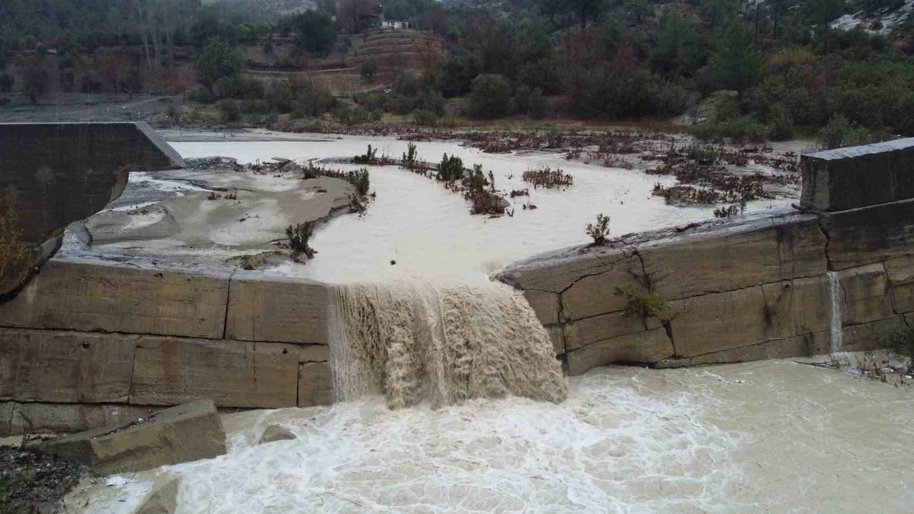 ADANA’NIN YÜKSEK KESİMLERİNDE ETKİLİ OLAN KAR YAĞIŞI VE İLÇE MERKEZİNDEKİ SAĞANAKLARIN ARDINDAN...