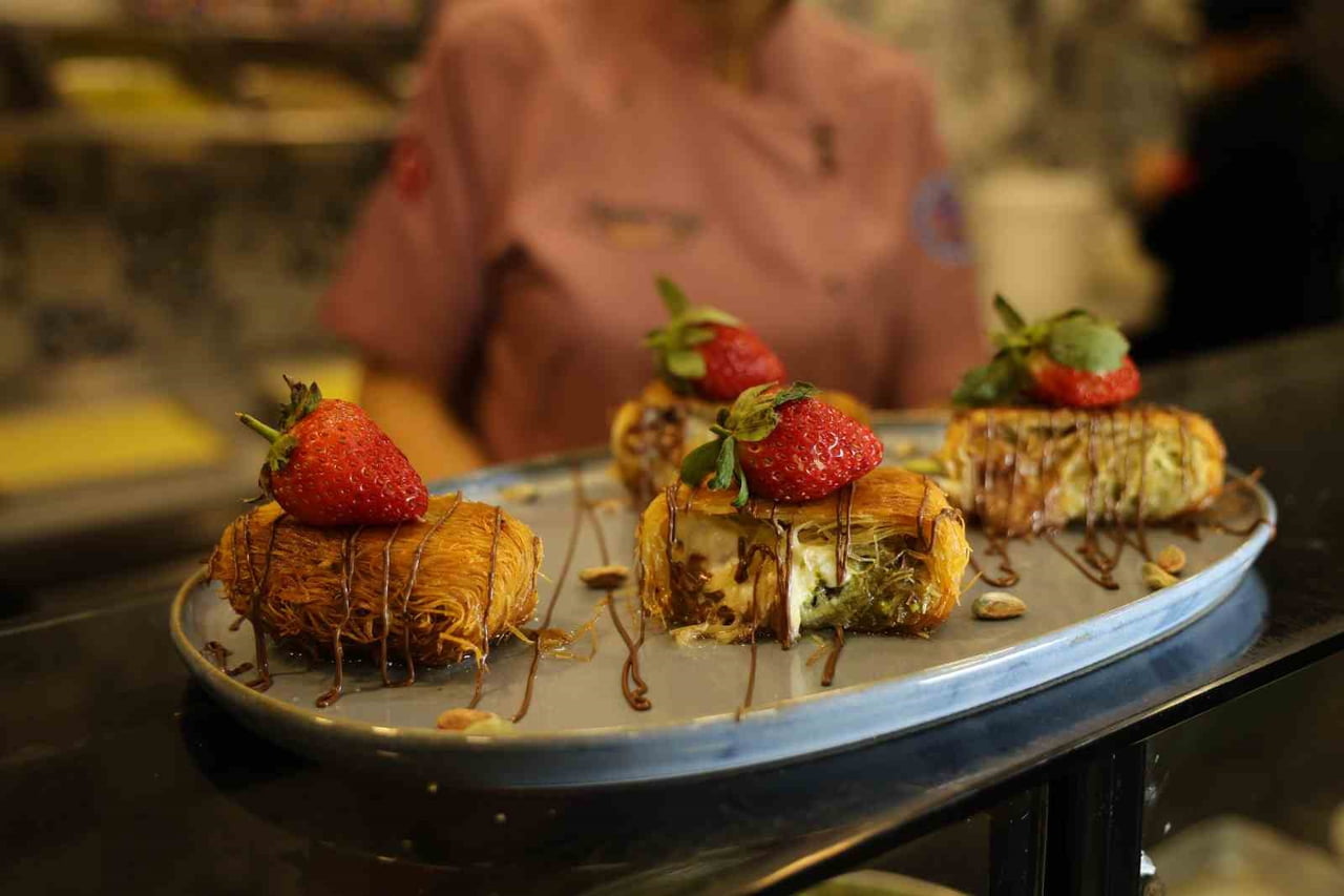 ADANALI TATLICI, KLASİK KADAYIFA YENİ BİR YORUM GETİREREK "ÇİKOLATALI SARMA KADAYIF" HAZIRLADI....