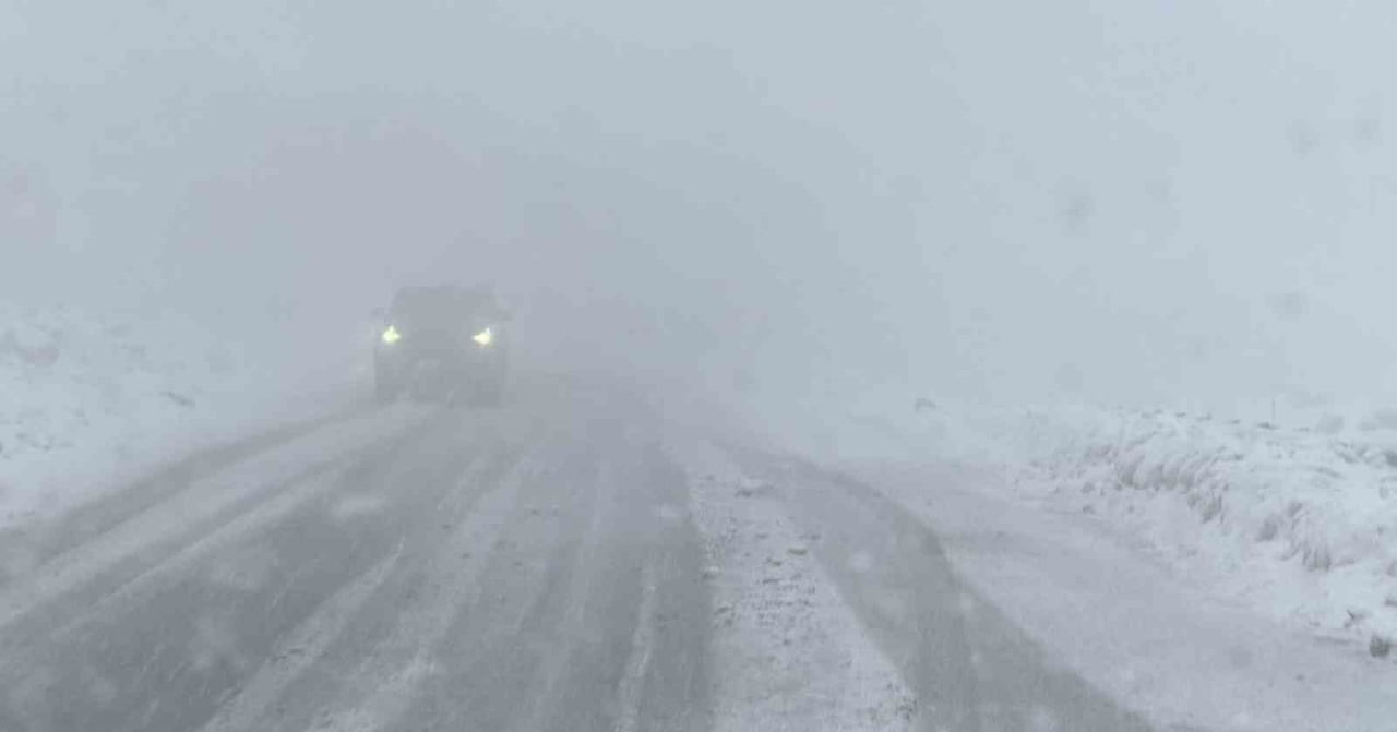 ADIYAMAN’DA ANİDEN BASTIRAN SİS, SÜRÜCÜLERE ZOR ANLAR YAŞATTI.