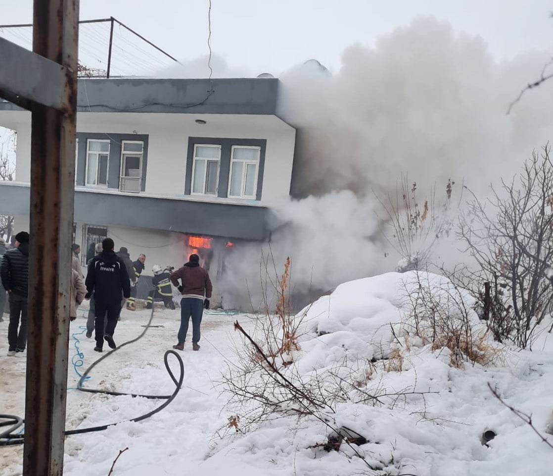 ADIYAMAN’DA, BİR EVDE ÇIKAN YANGIN KORKUYA NEDEN OLDU.