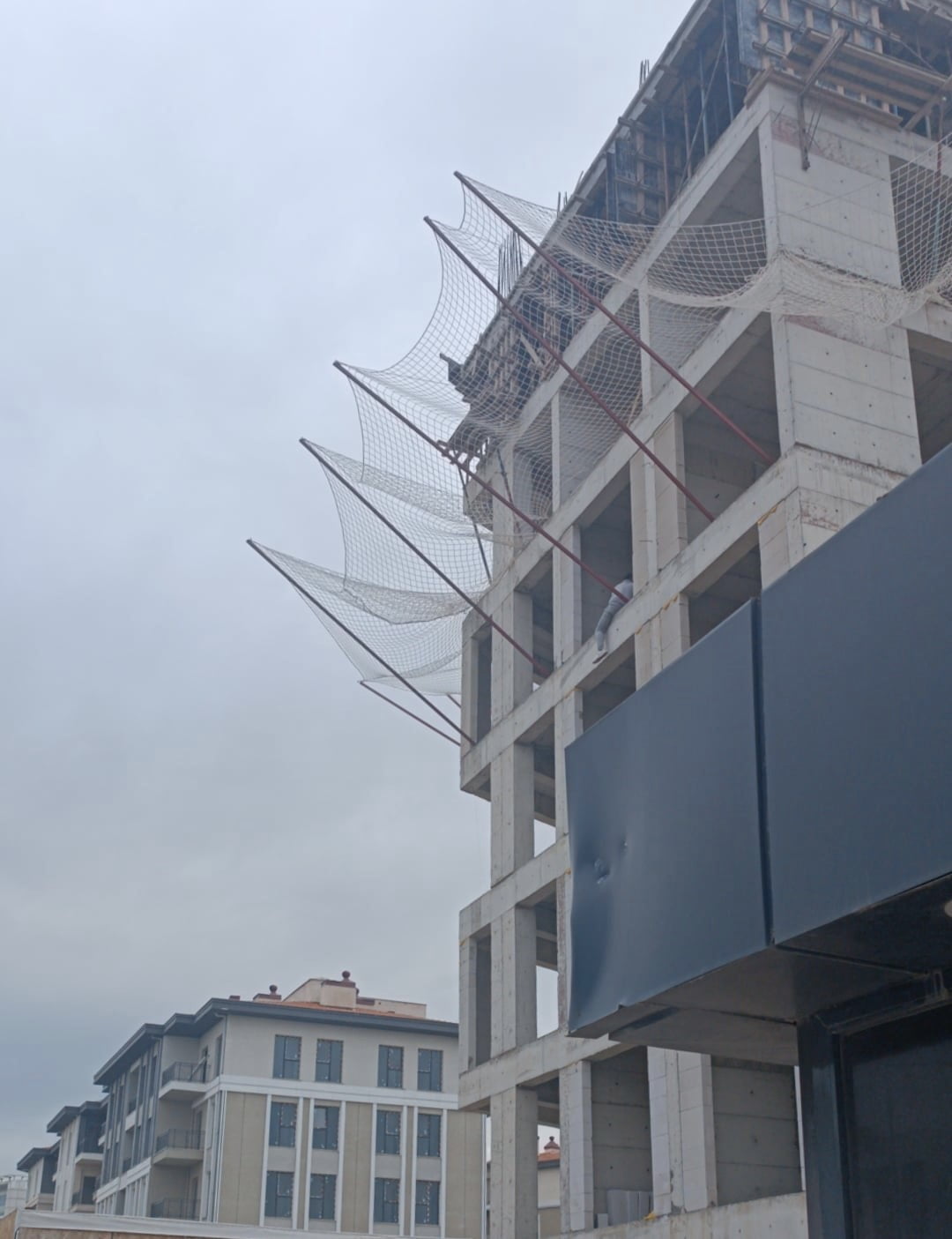 ADIYAMAN’DA BİR KİŞİ ÇIKTIĞI İNŞAATTAN ATLAMAK İSTEDİ. EKİPLERİ HAREKETE GEÇİREN ŞAHIS, İKNA...