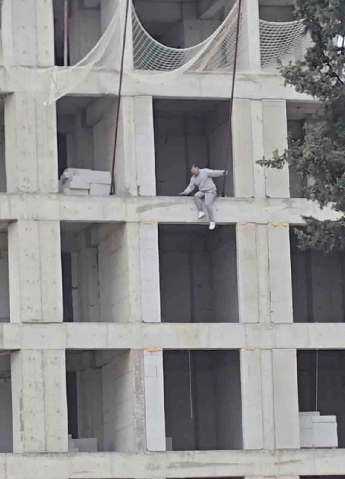 ADIYAMAN’DA BİR KİŞİ ÇIKTIĞI İNŞAATTAN ATLAMAK İSTEDİ. EKİPLERİ HAREKETE GEÇİREN ŞAHIS, İKNA...