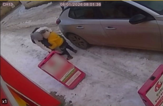 ADIYAMAN’DA, BUZLANAN SOKAKTA VATANDAŞLAR, DÜŞÜP DÜŞÜP KALKARAK İLERLEMEYE ÇALIŞTI.