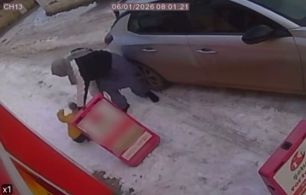 ADIYAMAN’DA, BUZLANAN SOKAKTA VATANDAŞLAR, DÜŞÜP DÜŞÜP KALKARAK İLERLEMEYE ÇALIŞTI.