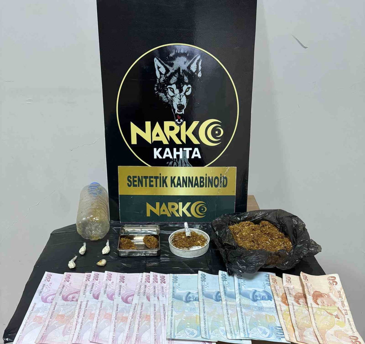 ADIYAMAN’DA POLİS EKİPLERİNCE YÜRÜTÜLEN UYUŞTURUCU OPERASYONLARINDA YAKALANAN 40 ŞAHISTAN 2’Sİ...