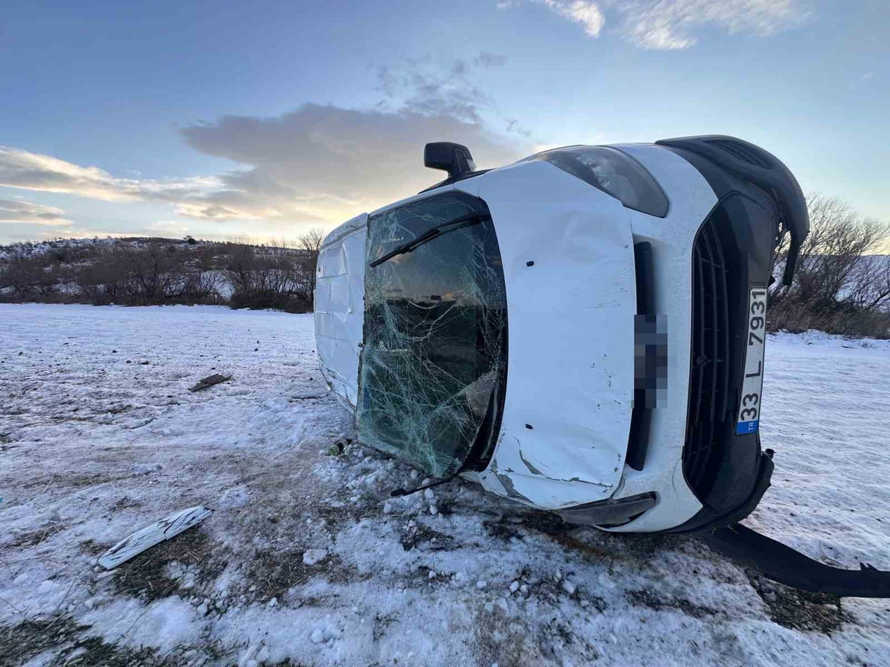 ADIYAMAN’DA TEKERİ PATLAYAN MİNİBÜSÜN TAKLA ATMASI SONUCU 4 KİŞİ YARALANDI.