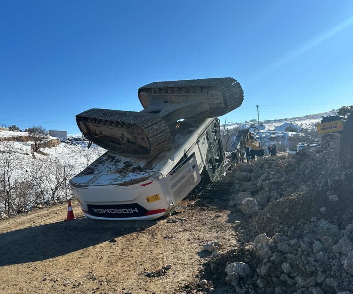 ADIYAMAN’DA, YOL YAPIM SIRASI ESNASINDA KONTROLDEN ÇIKAN İŞ MAKİNESİ DEVRİLDİ. KAZADA İŞ MAKİNESİ...