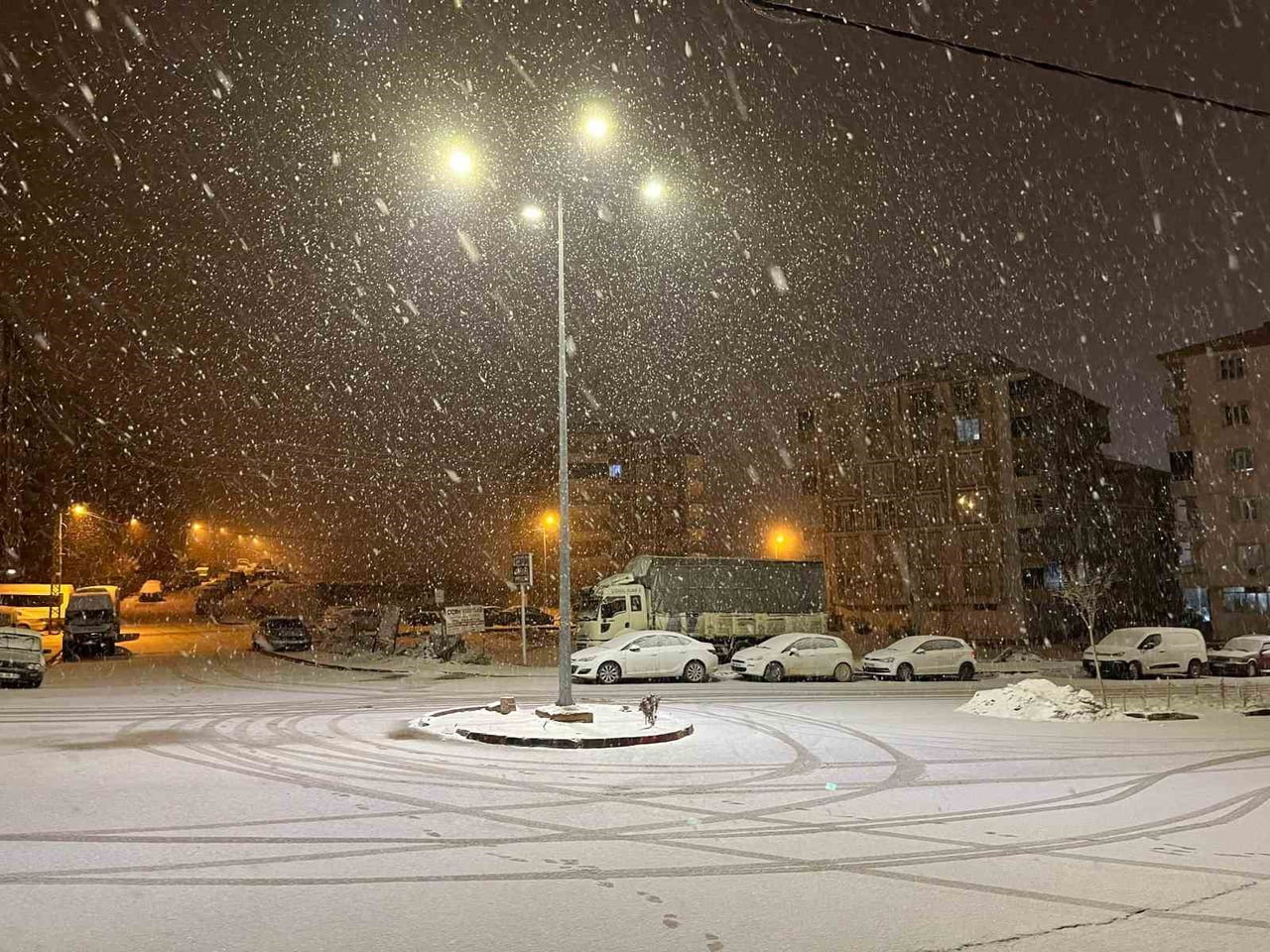 ADIYAMAN’IN BESNİ İLÇESİNDE ARALIKLARLA DEVAM EDEN KAR YAĞIŞI, AKŞAM SAATLERİNDE ETKİSİNİ...