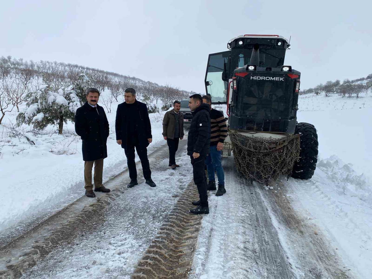 ADIYAMAN’IN BESNİ İLÇESİNDE ETKİSİNİ SÜRDÜREN KAR YAĞIŞI NEDENİYLE KARLA MÜCADELE ÇALIŞMALARI...