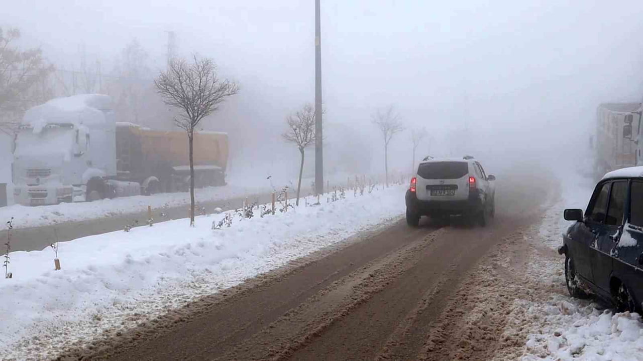 ADIYAMAN’IN BESNİ İLÇESİNDE KAR YAĞIŞI SONRASI YOĞUN SİS ETKİLİ OLDU.