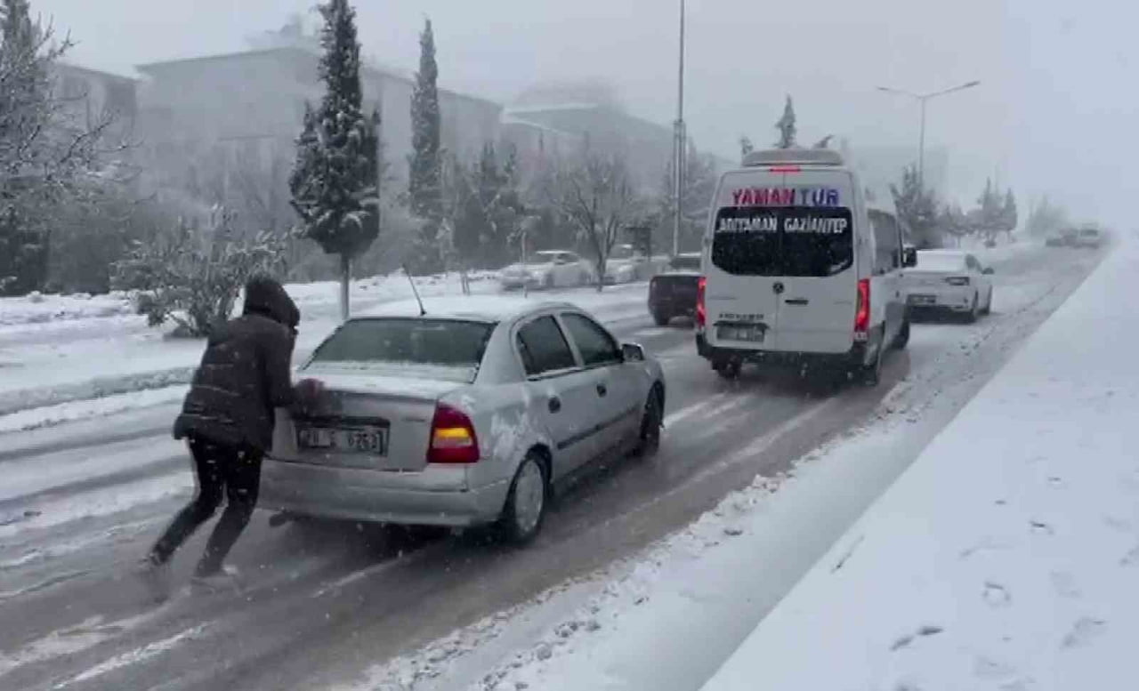 ADIYAMAN’IN BESNİ İLÇESİNDE SABAH SAATLERİNDE ETKİLİ OLAN KAR YAĞIŞI HAYATI OLUMSUZ...