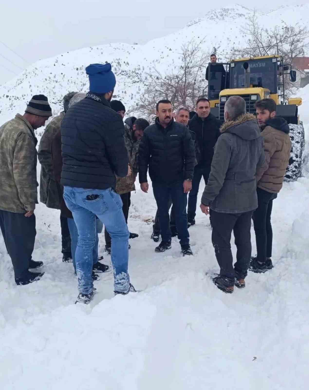 ADIYAMAN’IN ÇELİKHAN İLÇESİNDE KAR YAĞIŞI SONRASI YÜRÜTÜLEN YOL AÇMA ÇALIŞMALARI...