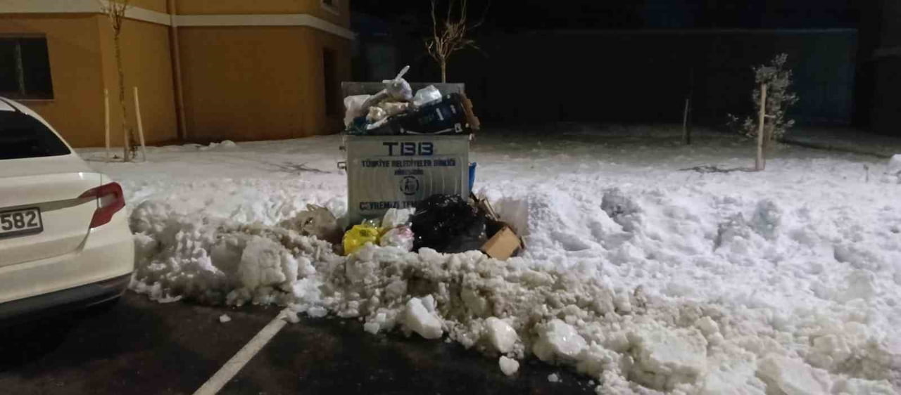 ADIYAMAN’IN GÖLBAŞI İLÇESİNDE BİRİKEN VE GÜNLERDİR TOPLANMADIĞI BELİRTİLEN ÇÖPLER, ÇEVRE KİRLİLİĞİ...