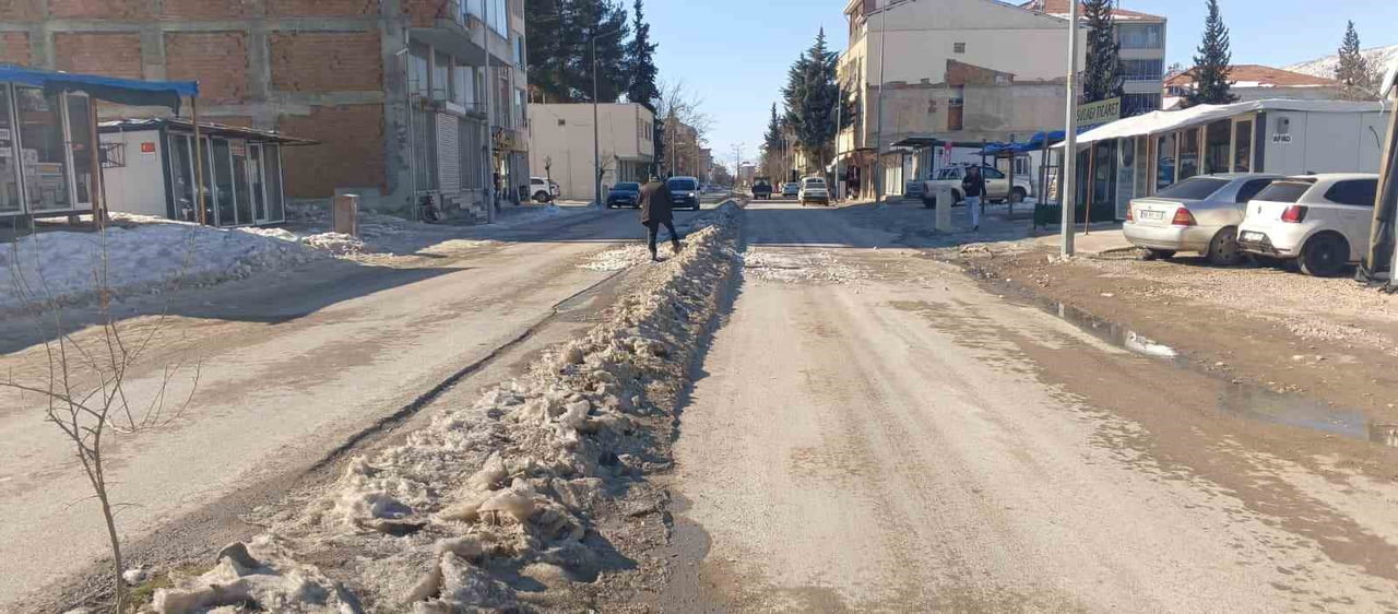 ADIYAMAN’IN GÖLBAŞI İLÇESİNDE ETKİLİ OLAN KAR YAĞIŞININ ARDINDAN YOL KENARLARINDA BİRİKEN KAR...