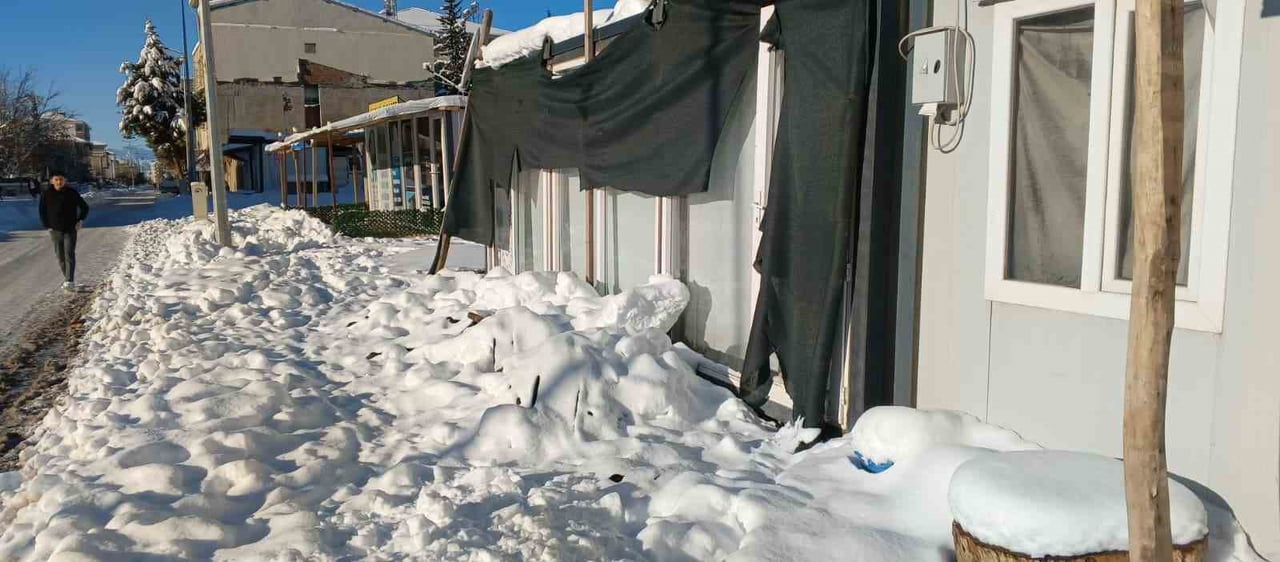 ADIYAMAN’IN GÖLBAŞI İLÇESİNDE İKİ GÜN BOYUNCA ETKİSİNİ SÜRDÜREN YOĞUN KAR YAĞIŞI, HAYATI DURMA...
