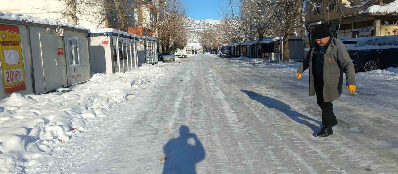 ADIYAMAN’IN GÖLBAŞI İLÇESİNDE KAR YAĞIŞININ ARDINDAN ETKİLİ OLAN DONDURUCU SOĞUKLAR, YOLLARI ADETA...