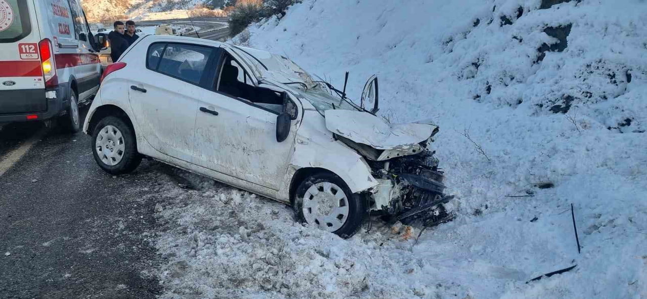 ADIYAMAN’IN GÖLBAŞI İLÇESİNDE KAYARAK KONTROLDEN ÇIKAN BİR OTOMOBİLİN YOL KENARINDA BEKLEYEN ARACA...