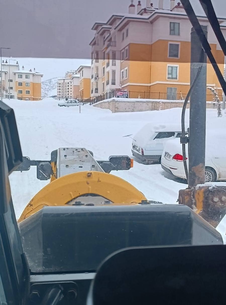 ADIYAMAN’IN GÖLBAŞI İLÇESİNDE, YENİŞEHİR DEPREM KONUTLARINDA YOĞUN KAR YAĞIŞI SONRASI YOLLARIN...