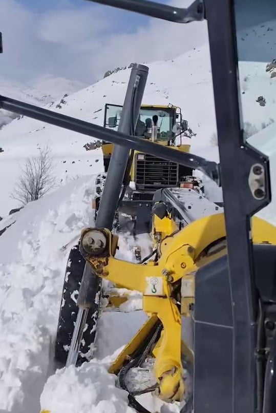 ADIYAMAN’IN SİNCİK İLÇESİNDE ETKİLİ OLAN YOĞUN KAR YAĞIŞI SONRASI ULAŞIMA KAPANAN KÖY YOLLARI BİR...