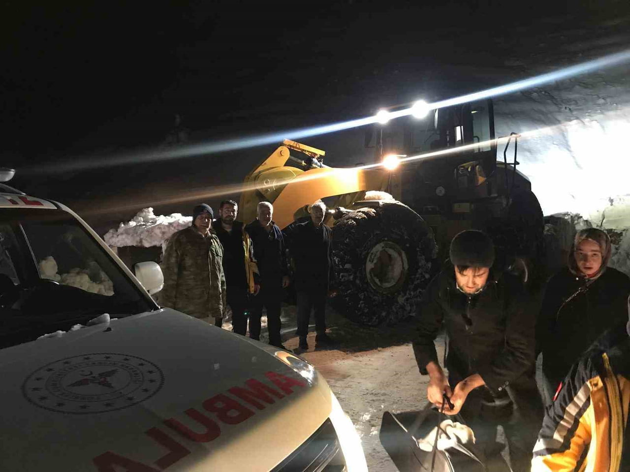 ADIYAMAN’IN SİNCİK İLÇESİNDE HASTAYA ULAŞMAK İÇİN SEFERBER OLAN EKİPLER SAAT SÜREN YOL AÇMA...