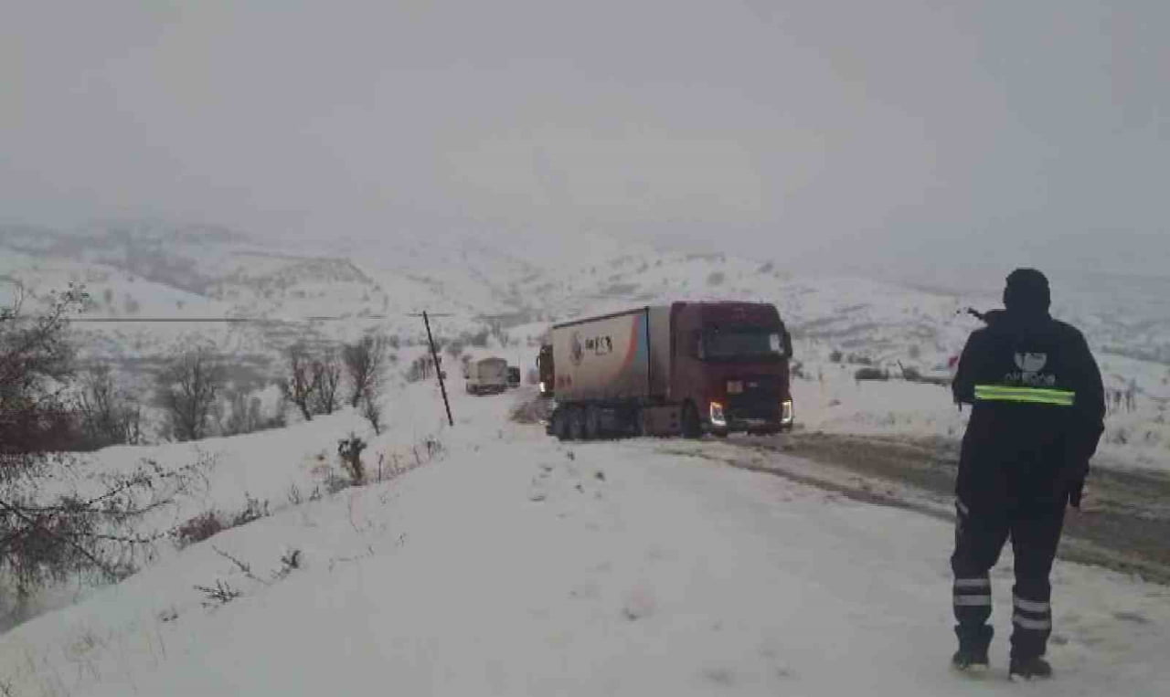 ADIYAMAN’IN SİNCİK İLÇESİNDE YOĞUN KAR YAĞIŞINDAN DOLAYI BİR ÇOK ARAÇ YOLDA MAHSUR...