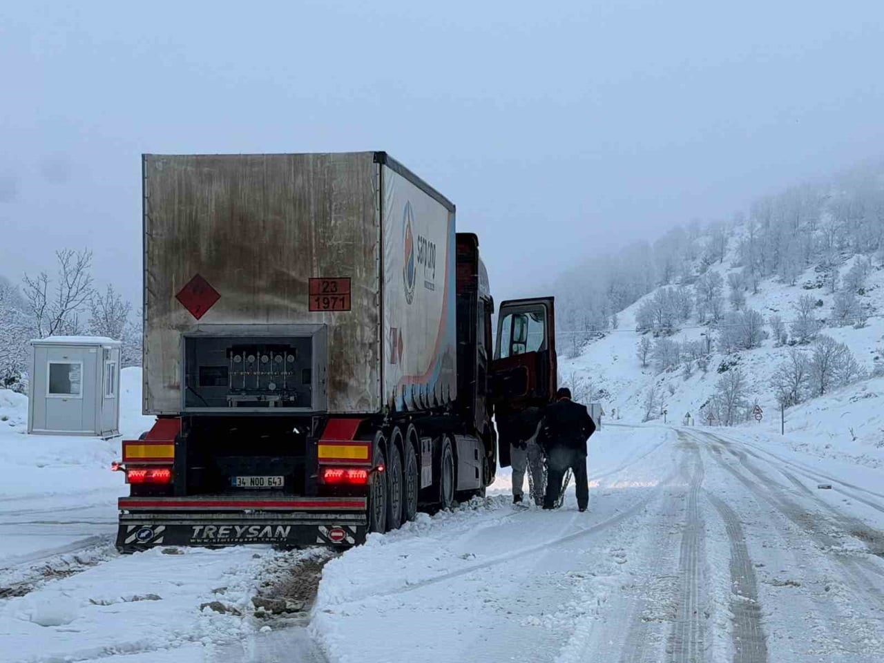 ADIYAMAN’IN YÜKSEK KESİMLERİNDE BAŞLAYAN KAR YAĞIŞINDAN DOLAYI BİR ÇOK ARAÇ MAHSUR KALDI.