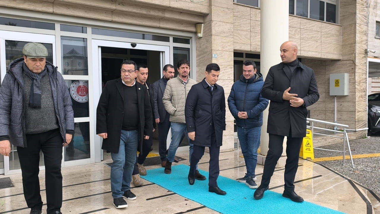 ADLİYE ÇIKIŞINDA BASIN MENSUPLARININ SORULARINI YANITSIZ BIRAKAN MARMARİS BELEDİYE BAŞKANI ACAR...