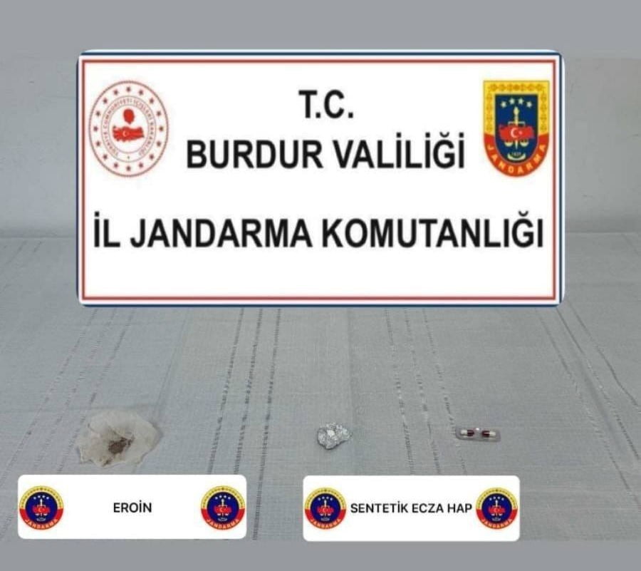 ADRESLERDE YAPILAN ARAMALARDA İSE 2 GRAM EROİN, 3 ADET SENTETİK ECZA, 69 KULLANIMLIK BONZAİ ELE...
