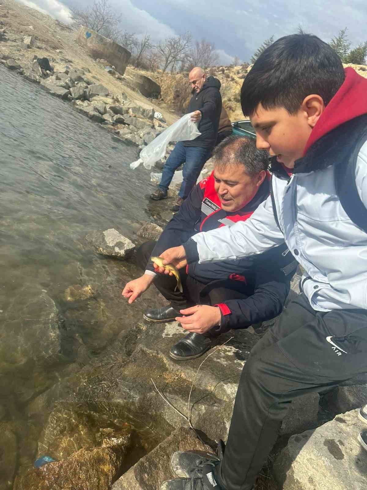AFYONKARAHİSAR'DA 13 İLÇEDE 39 GÖL VE GÖLETE 798 BİN SAZAN BALIĞI YAVRUSU BIRAKILARAK...