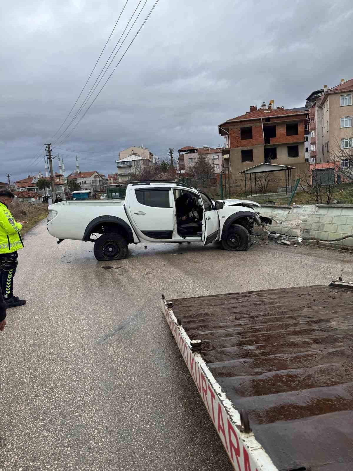 AFYONKARAHİSAR'DA ARAZİNİN ARACININ YAKLAŞIK 5 METRELİK REFÜJDEN AŞAĞI UÇARAK BİR EVİN İSTİNAT...