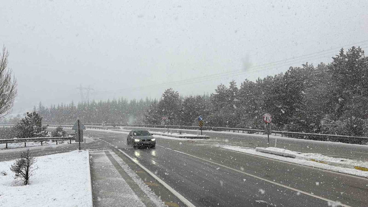 AFYONKARAHİSAR'DA BAŞLAYAN KAR YAĞIŞI KENTİN YÜKSEK RAKIMLI NOKTALARINDA ETKİLİ OLDU.