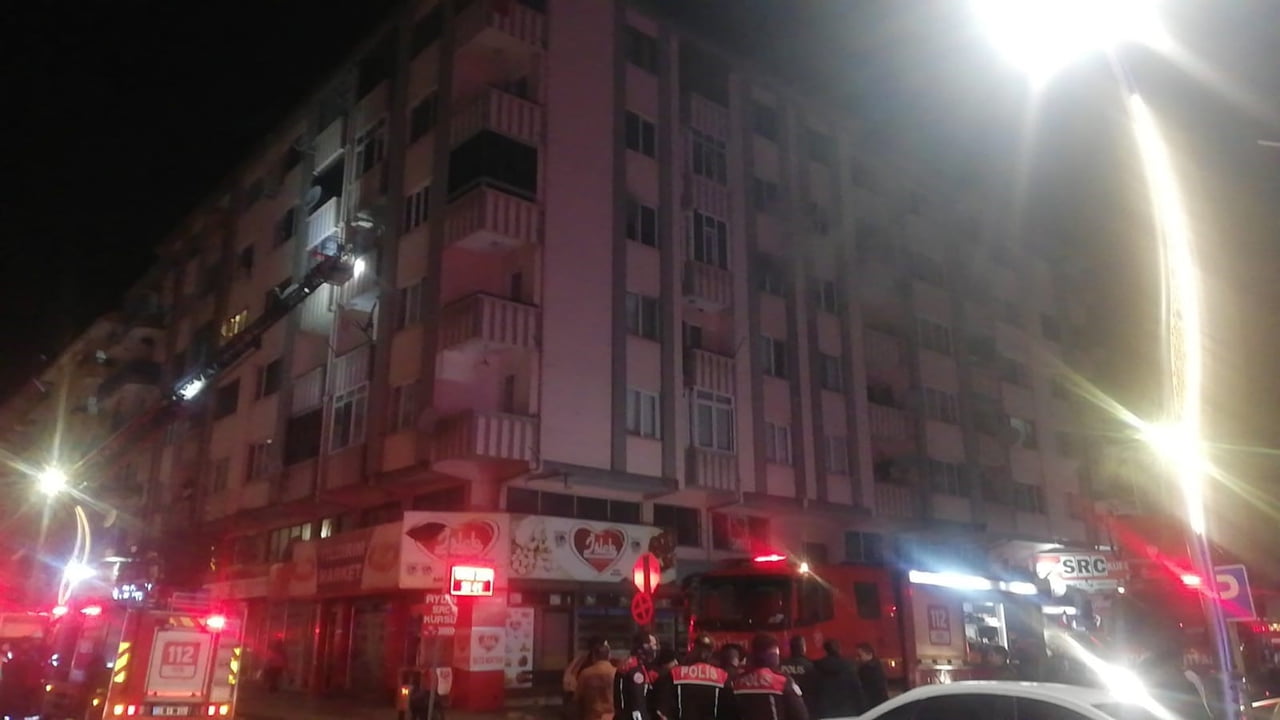 AFYONKARAHİSAR'DA BİR APARTMANDA ÇIKAN YANGINDA DUMANDAN ETKİLENEN 5 KİŞİ HASTANEYE...