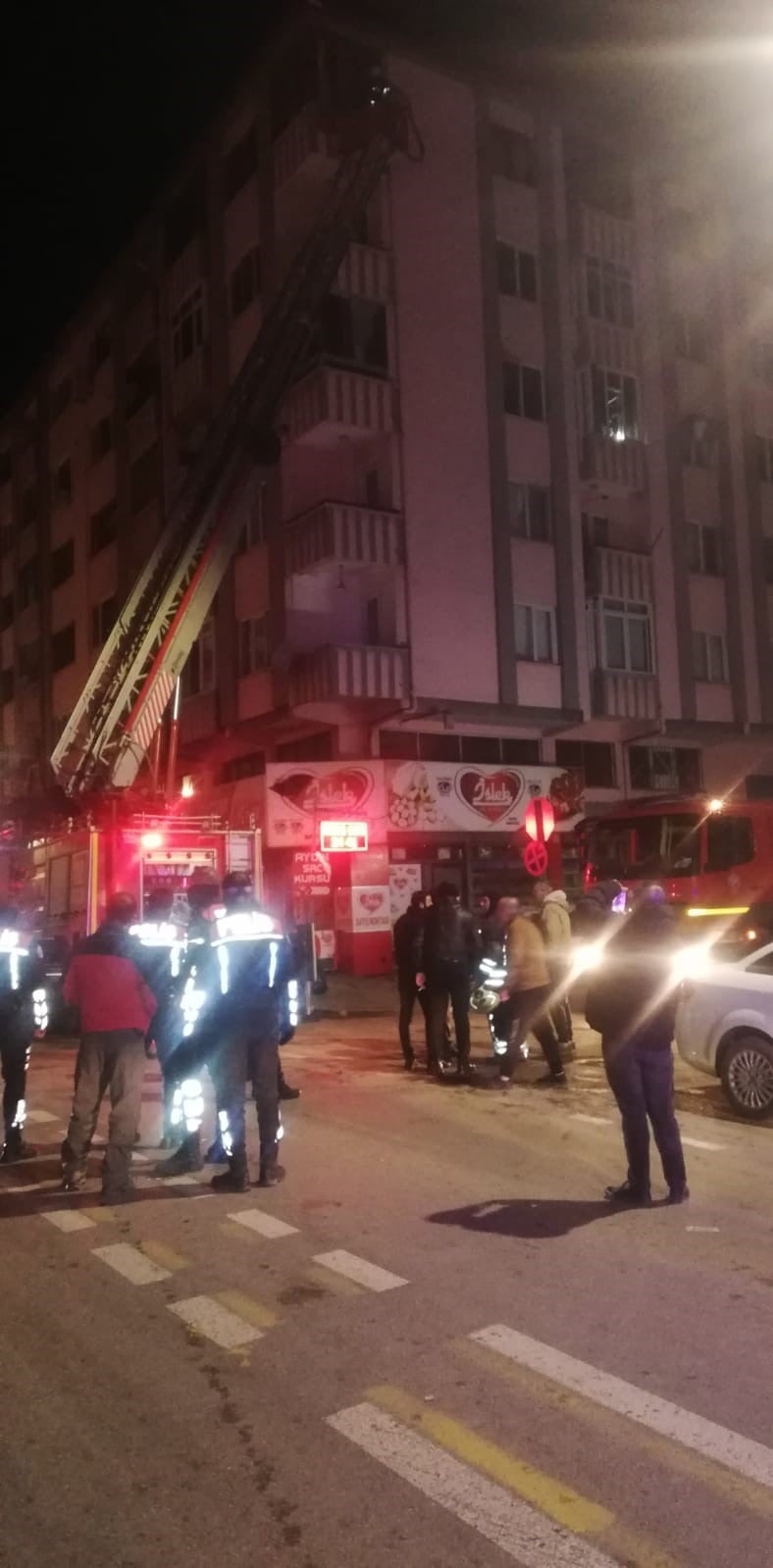 AFYONKARAHİSAR'DA BİR APARTMANDA ÇIKAN YANGINDA DUMANDAN ETKİLENEN 5 KİŞİ HASTANEYE...