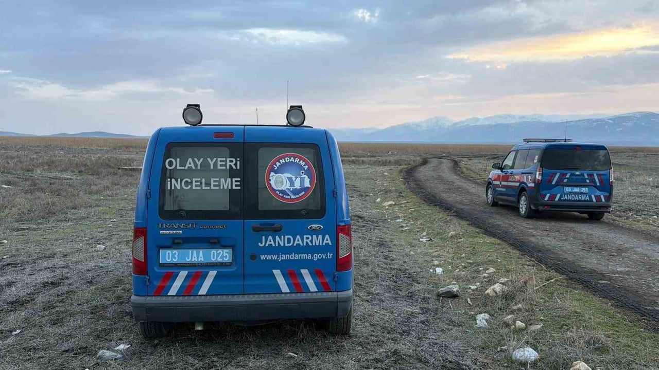 AFYONKARAHİSAR'DA BİR ŞAHIS AVA GİTTİĞİ ARKADAŞIM TÜFEĞİNİN YANLIŞLIKLA ATEŞ ALMASI SONUCU...