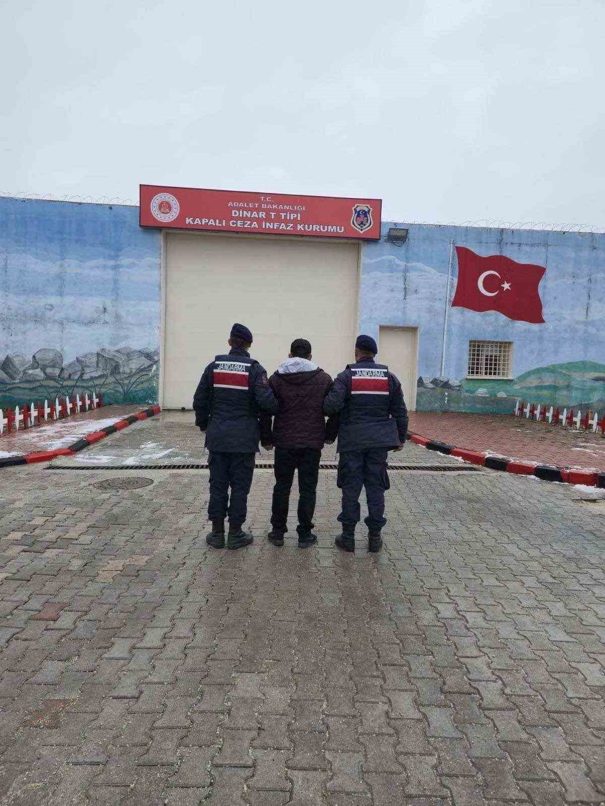 AFYONKARAHİSAR'DA ÇEŞİTLİ SUÇLARDAN ARANAN 24 KİŞİ JANDARMA TARAFINDAN YAKALANIRKEN ŞAHISLARDAN...