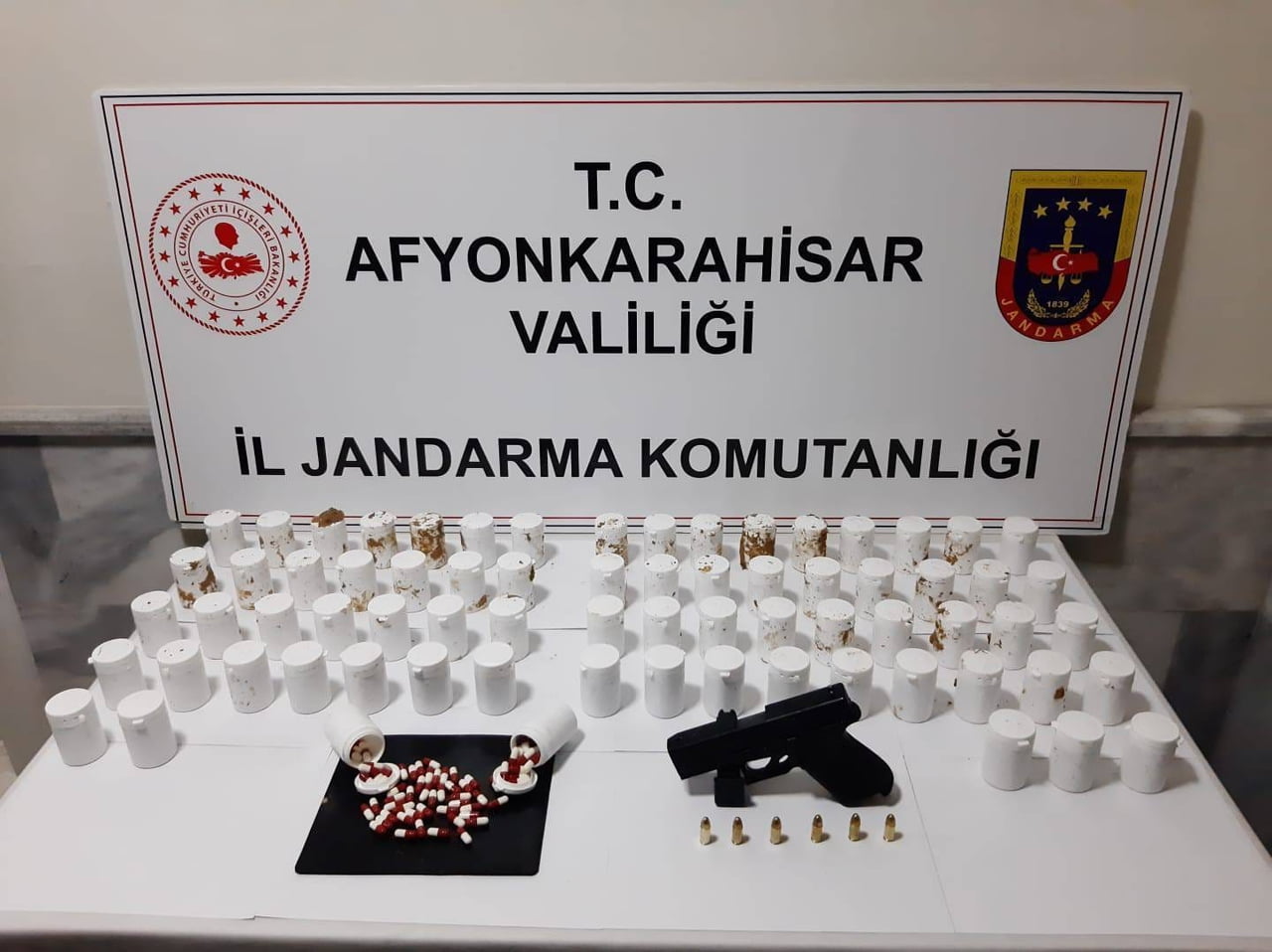 AFYONKARAHİSAR'DA JANDARMA TARAFINDAN GERÇEKLEŞTİRİLEN OPERASYONDA 3 BİN 692 UYUŞTURUCU HAP VE...