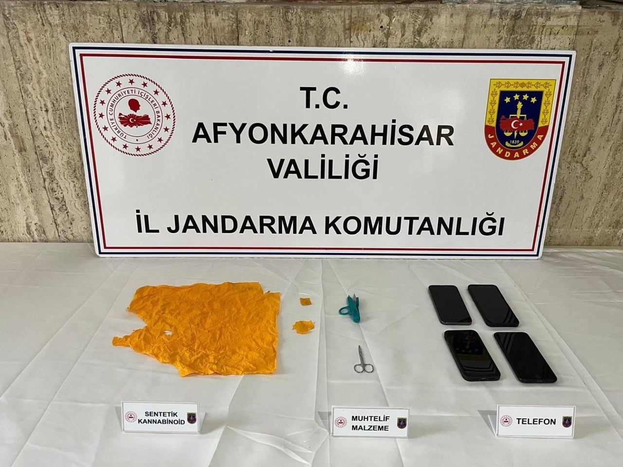 AFYONKARAHİSAR'DA JANDARMA TARAFINDAN GERÇEKLEŞTİRİLEN OPERASYONDA YAKLAŞIK 6 BİN KULLANIMLIK...