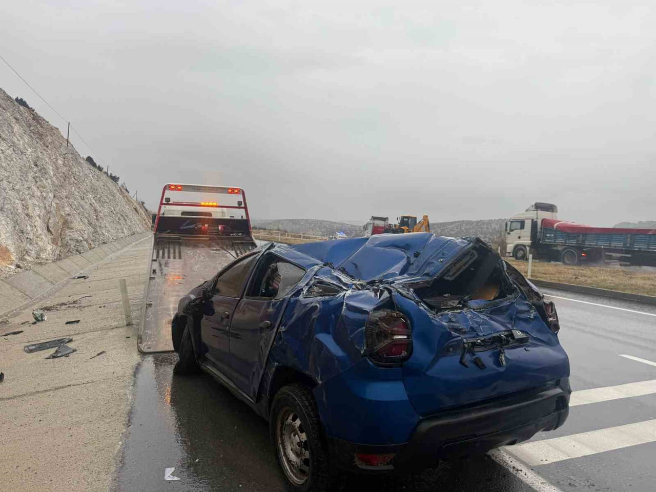 AFYONKARAHİSAR'DA KONTROLDEN ÇIKARAK YOL KENARINDAKİ REFÜJE DEVRİLİP METRELERCE SÜRÜKLENEN...