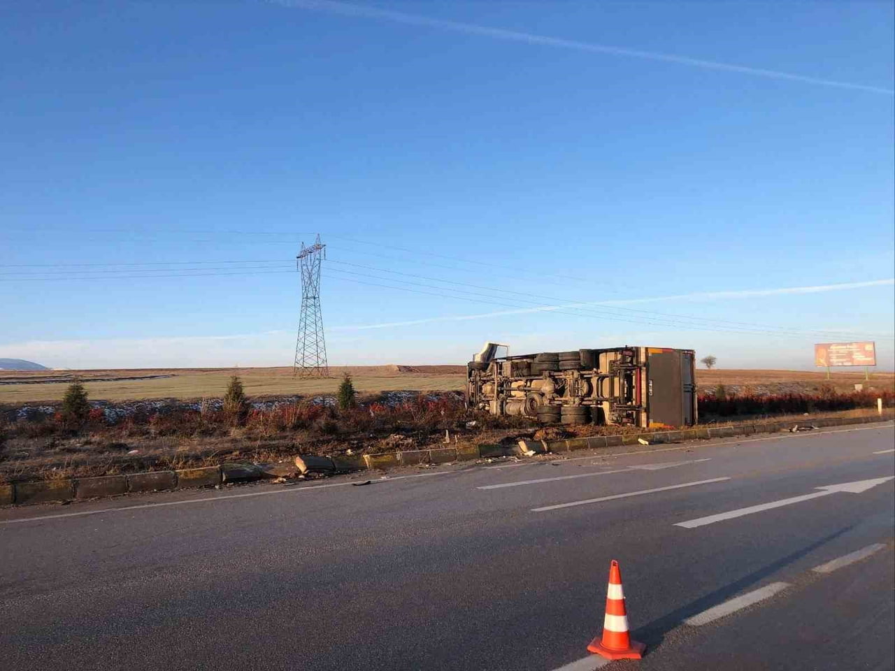 AFYONKARAHİSAR'DA MEYDANA GELEN TRAFİK KAZASINDA KAMYON İLE ÇARPIŞAN OTOMOBİLİN SÜRÜCÜSÜ AĞIR...
