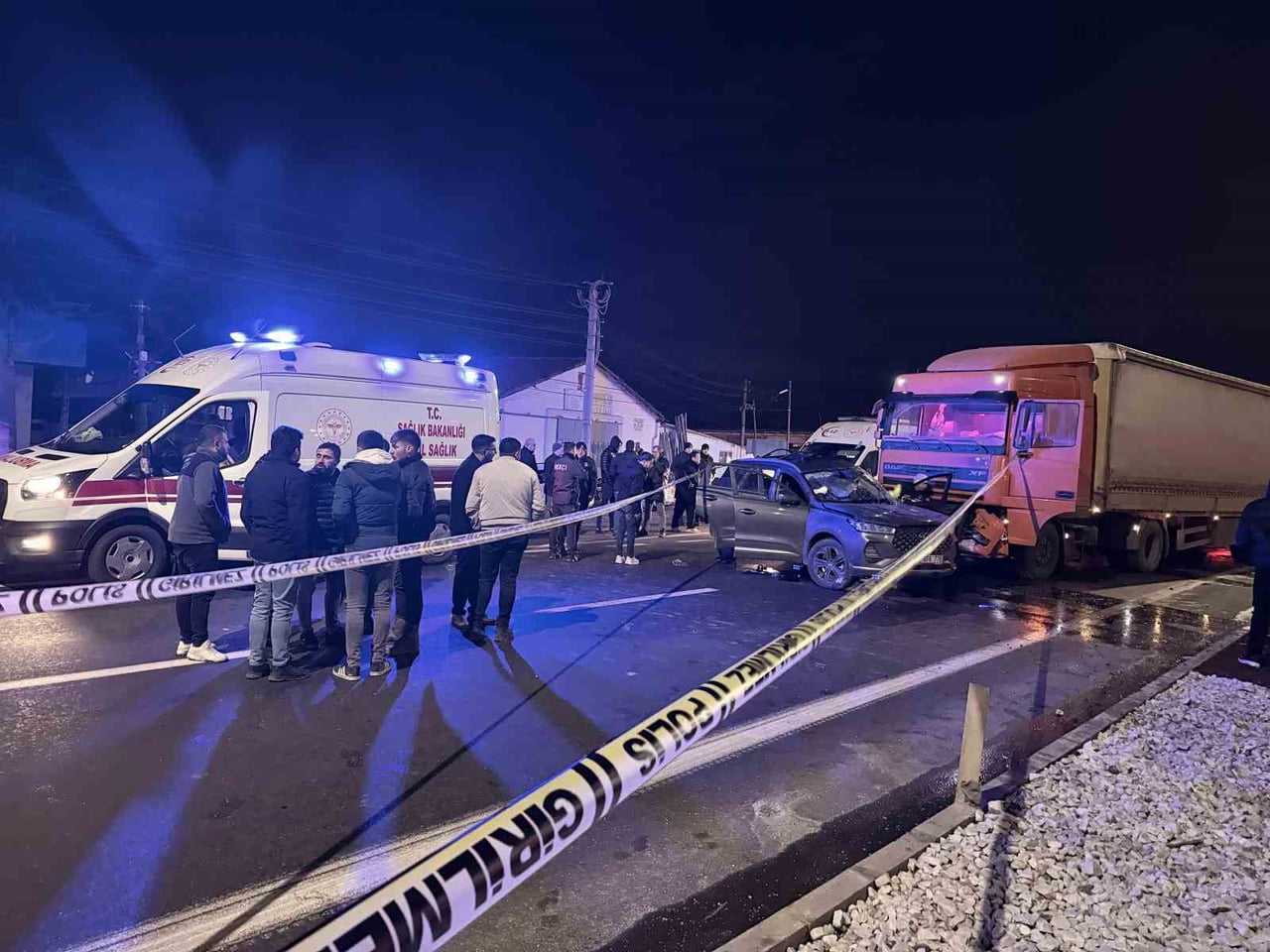 AFYONKARAHİSAR'DA TIR İLE OTOMOBİLİN ÇARPIŞMASI SONUCU MEYDANA GELEN TRAFİK KAZASINDA 7 KİŞİ...